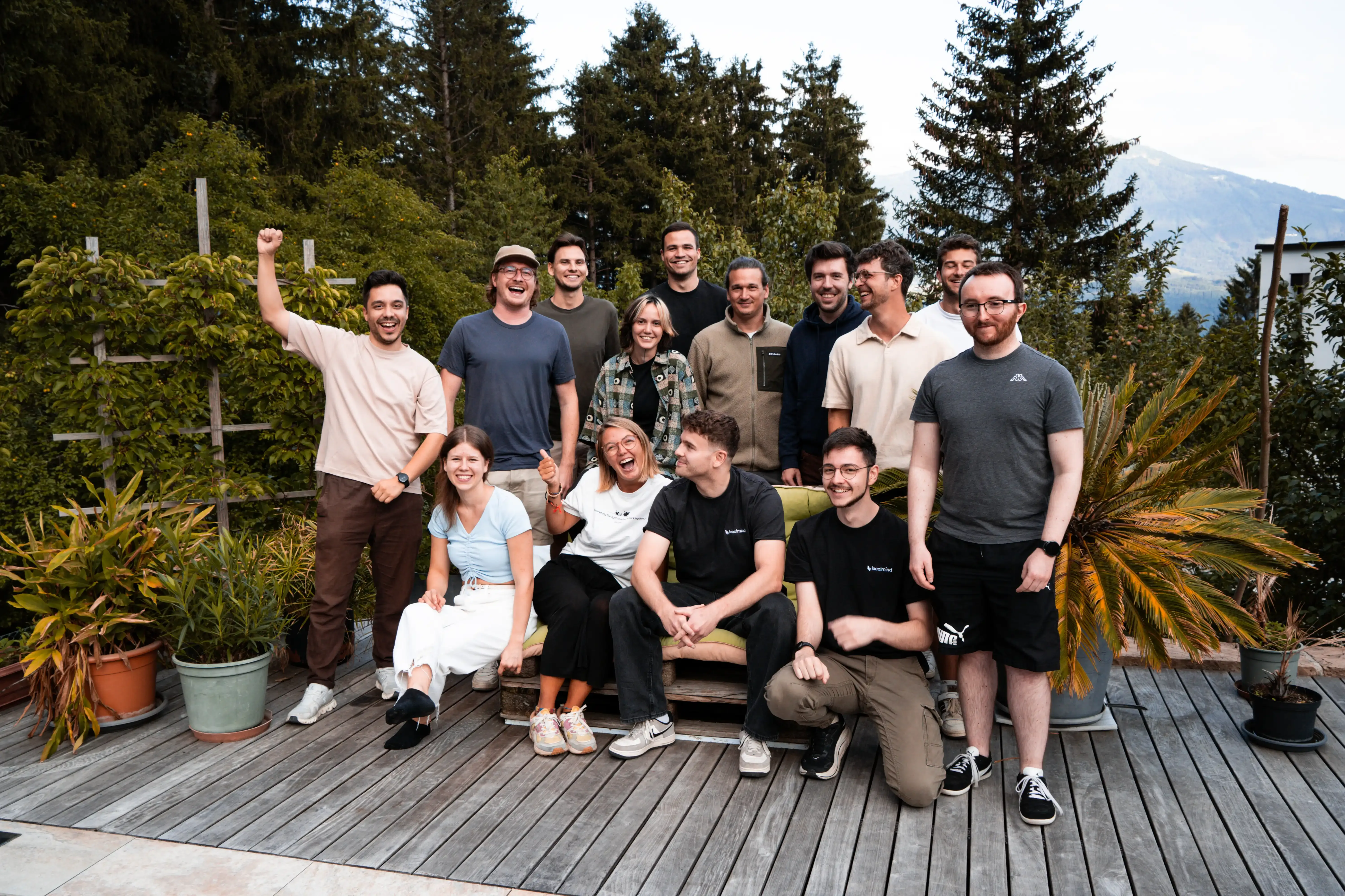 Das Localmind-Team, versammelt zum Gruppenfoto im Freien.